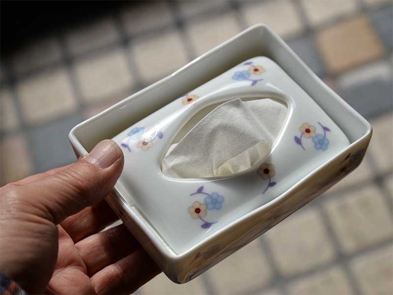 シンジカトウさんデザインの小花が散りばめられたマシュクールシリーズの陶器のポケットティッシュケース