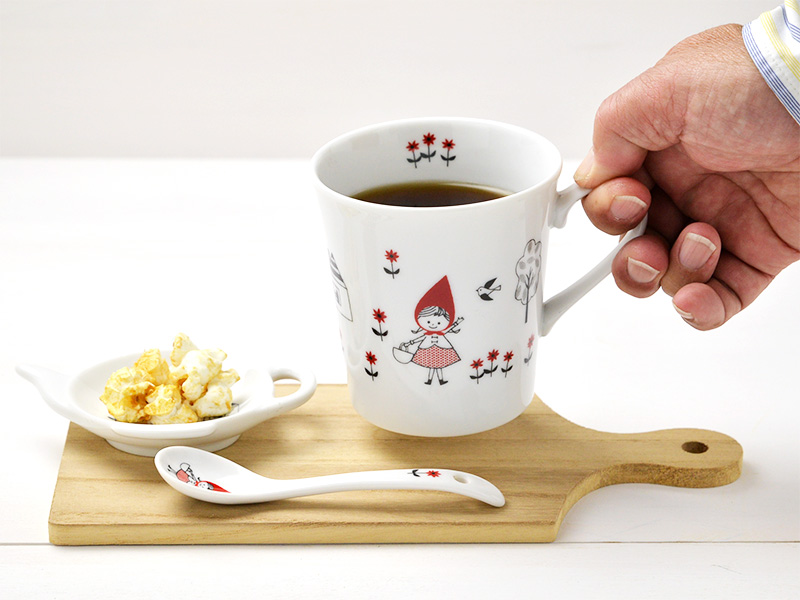 シンジカトウさんデザインの赤ずきんちゃんシリーズの可愛いマグカップ。ティータイムをイメージした使用シーンの画像です。