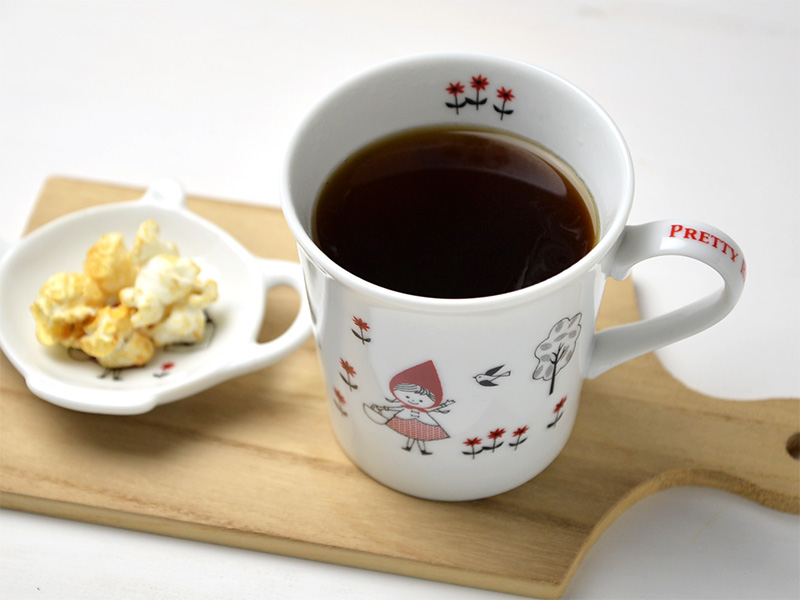シンジカトウさんデザインの赤ずきんちゃんシリーズの可愛いマグカップ。
コーヒーを注いだ様子です。