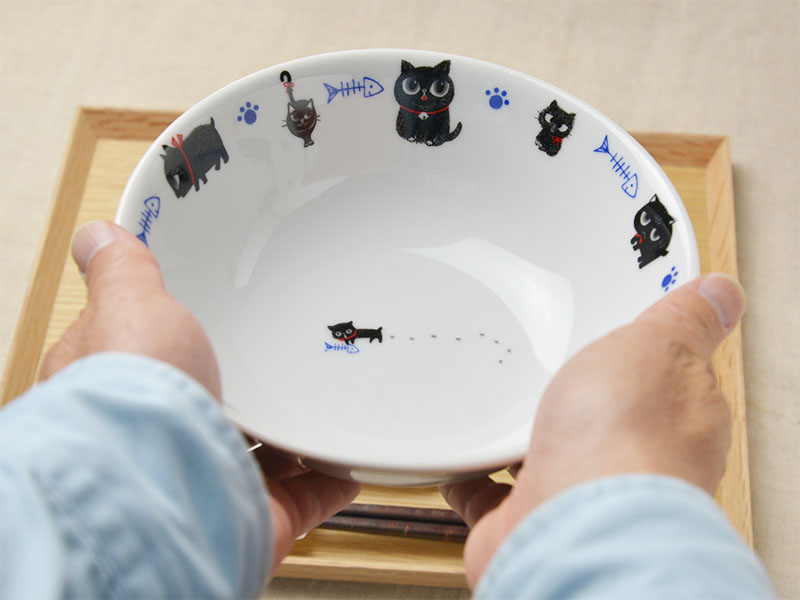 白い美濃焼のラーメン丼に可愛い黒猫のイラストが描かれたラーメン丼の画像