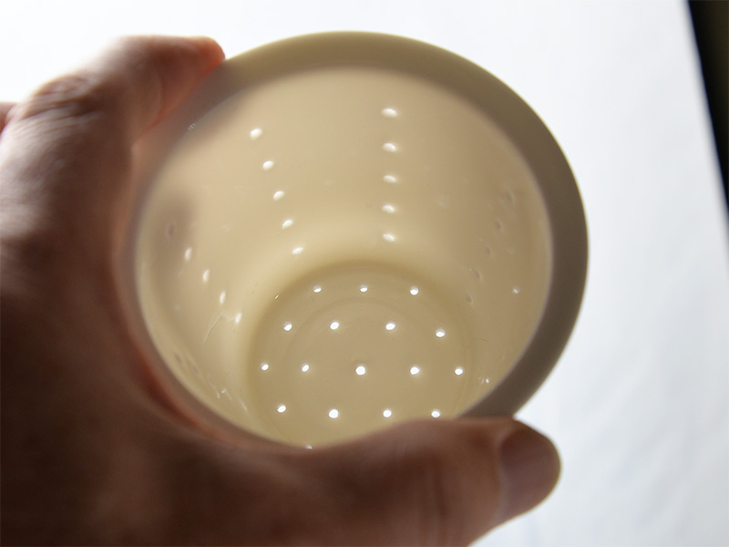 このハーブマグに使用している白い陶磁器製の茶こしの紹介用の画像です。