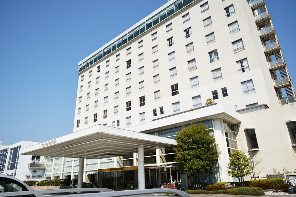 岐阜市長良川温泉にある岐阜グランドホテルの青空をバックにした外観の画像