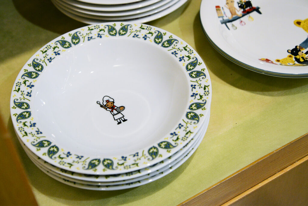 シンジカトウさんデザインの少しユニークな楽しくなるイラストが美濃焼の白い陶器に描かれたカレー皿の画像です。
