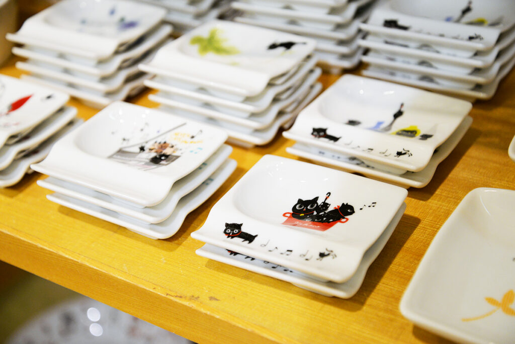 人気の箸置きと小皿とが一つになった箸置き小皿、おもてなしレストの販売の様子の画像です。