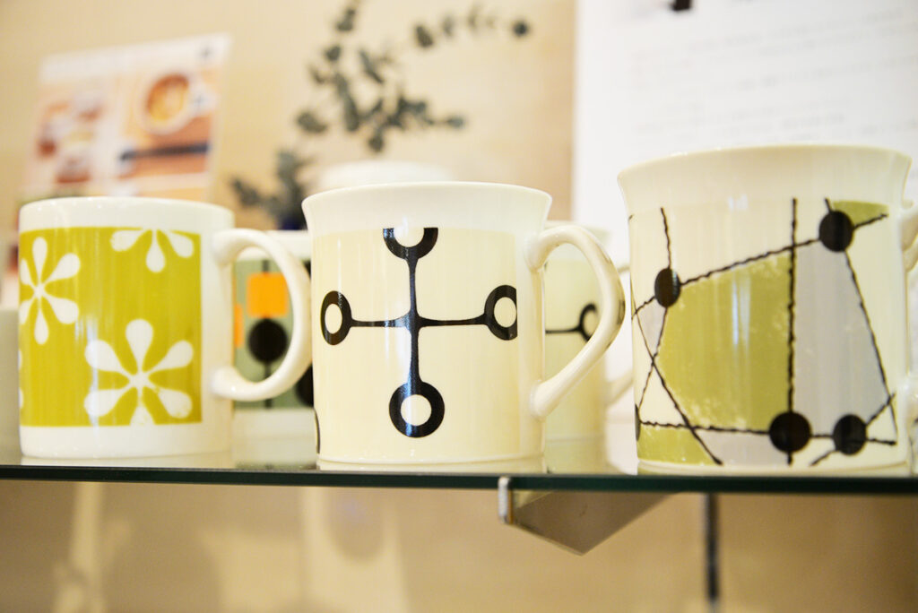 美濃焼のマグカップに北欧風のイラストがデザインされたゼルポティエ社せいのマグカップの画像です。