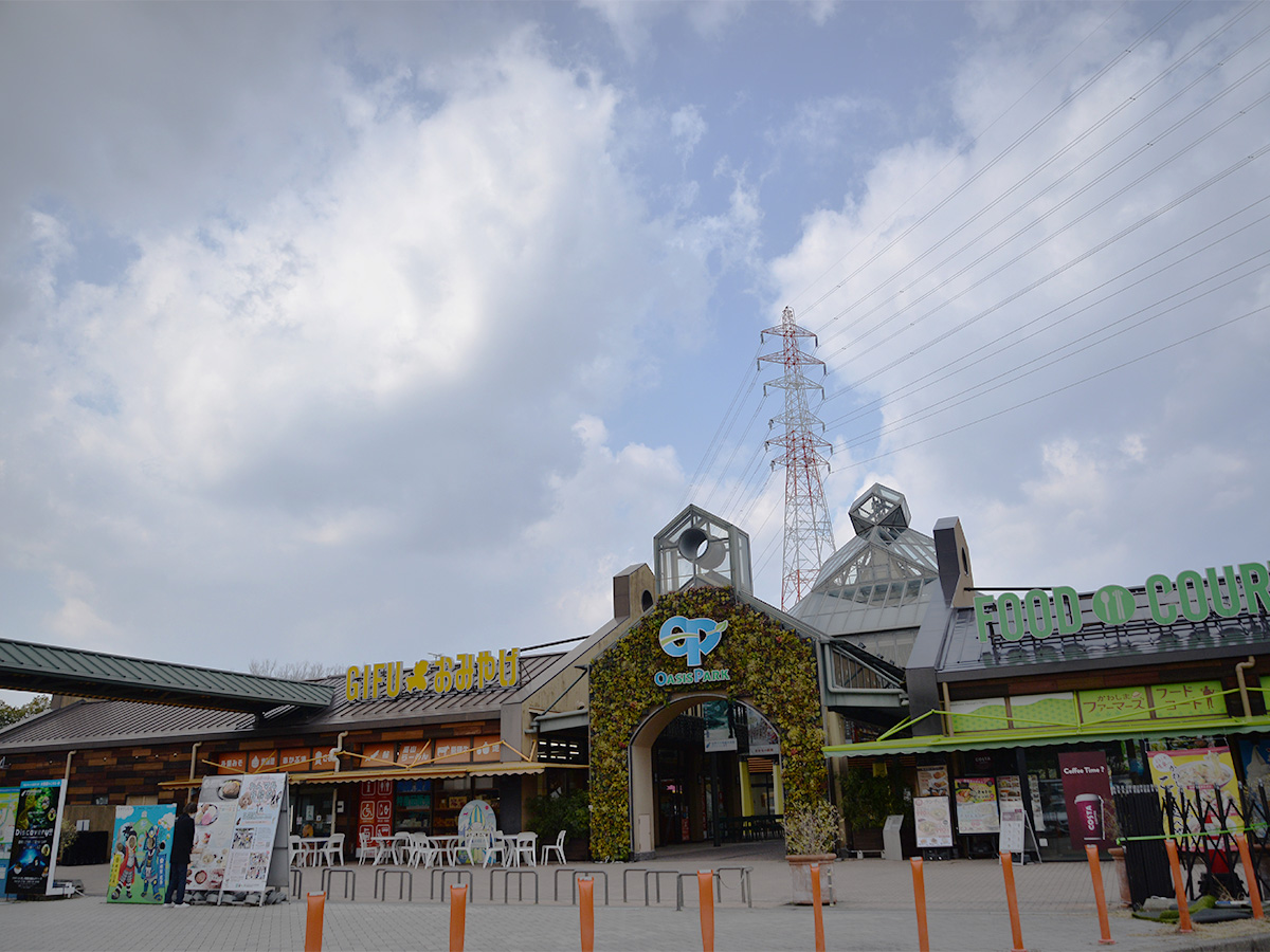 川島パーキングエリアの岐阜おみやげ川島店を駐車場から見た外観の様子の画像
