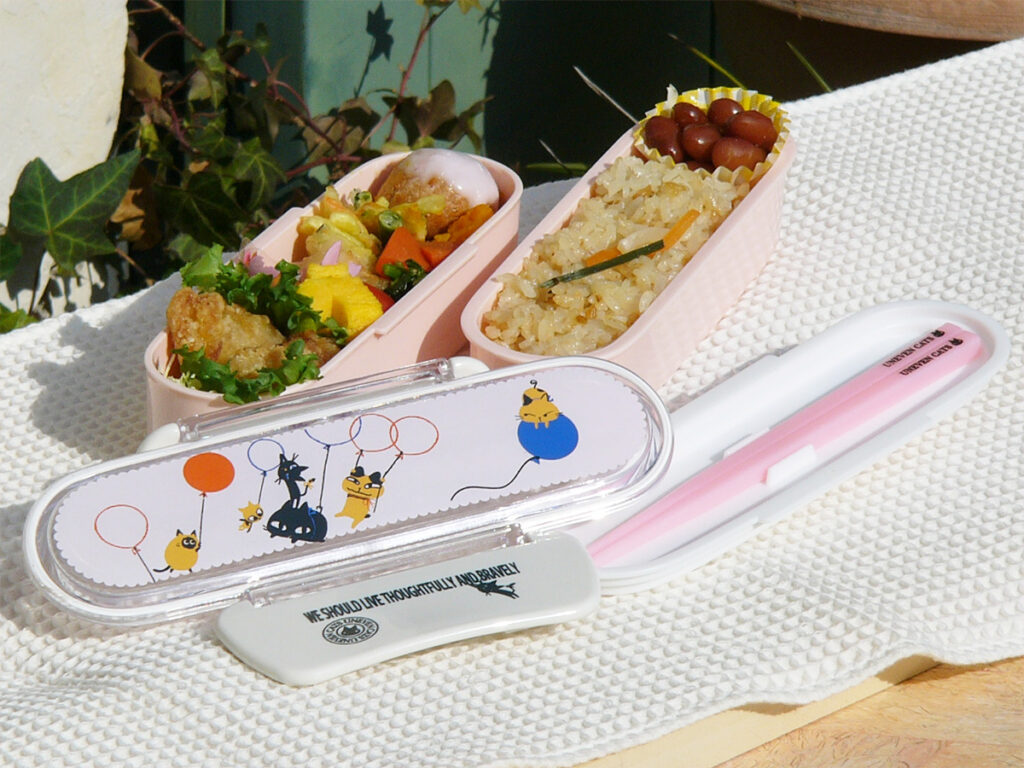 人気の猫のシリーズ「アニーブンキャッツ」シリーズの日本製のお弁当箱に食材を盛り付けた使用シーンの画像です。