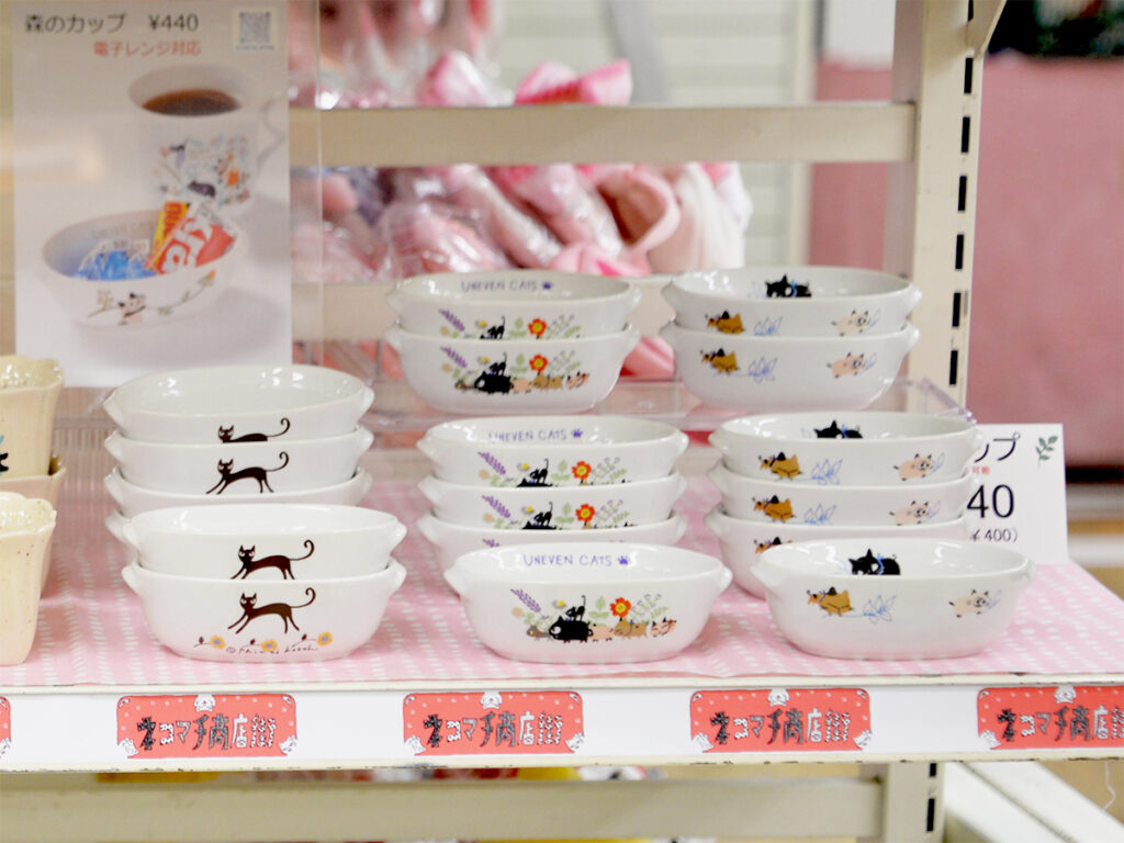 ハンズ名古屋店で開催中のネコマチ商店街での、猫のイラストが可愛い陶器に描かれたゼルポティエ製品の売り場の様子の画像です。