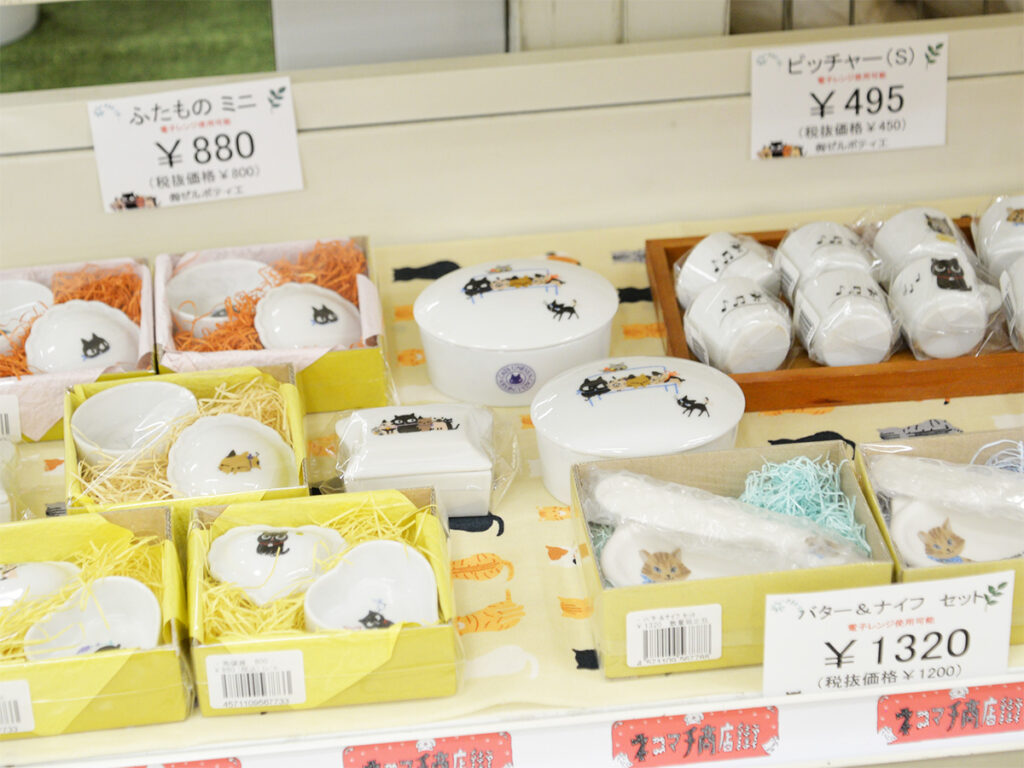 ハンズ名古屋店で開催中のネコマチ商店街での猫のイラストが白い陶器の蓋物ケースに描かれた商品の売り場の画像です。