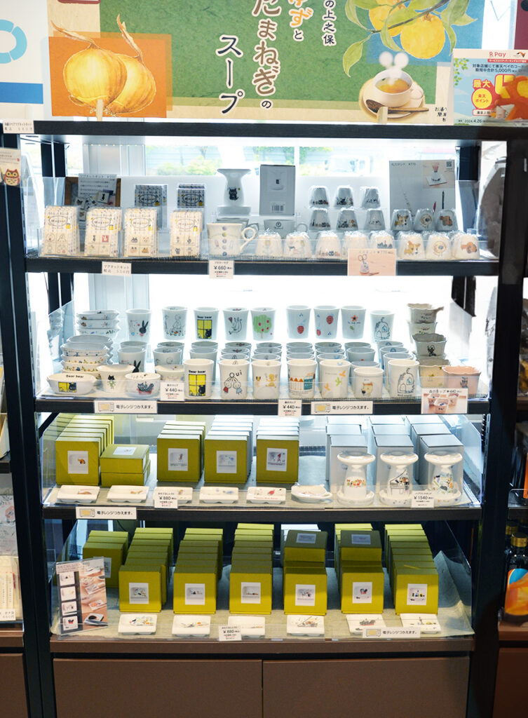 長良川サービスエリア店内でのシンジカトウさんデザインのゼルポティエ社製の美濃焼の陶器の数々を販売している様子の画像です。