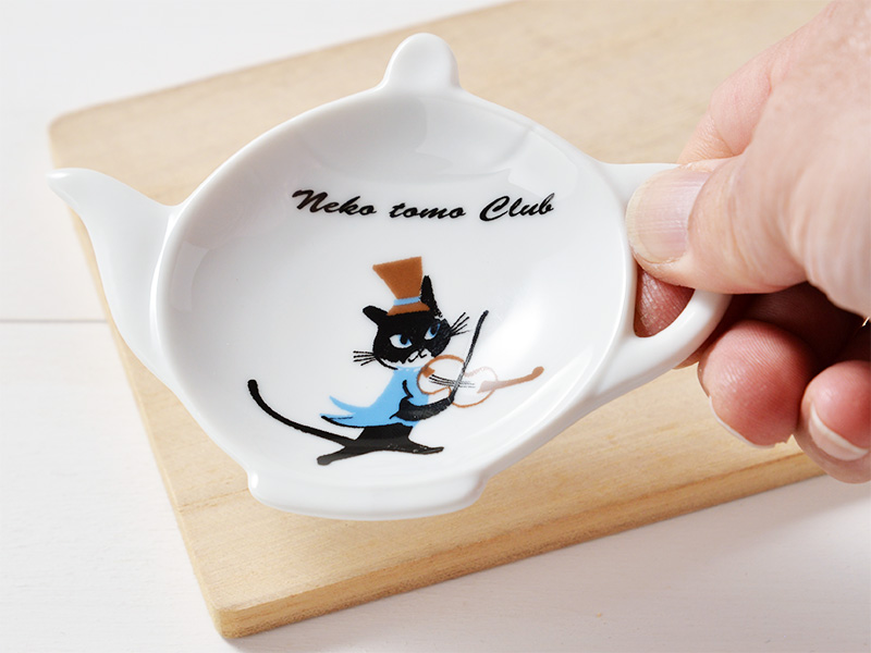 直径10cm位の大きさのティーポットの形を小皿にしたティートレーです。
小皿にはバイオリンを弾く猫が描かれている商品画像です。