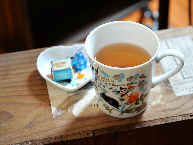 シンジカトウさんが可愛い猫のイラストをデザインしたマグカップの使っているシーンの画像です。