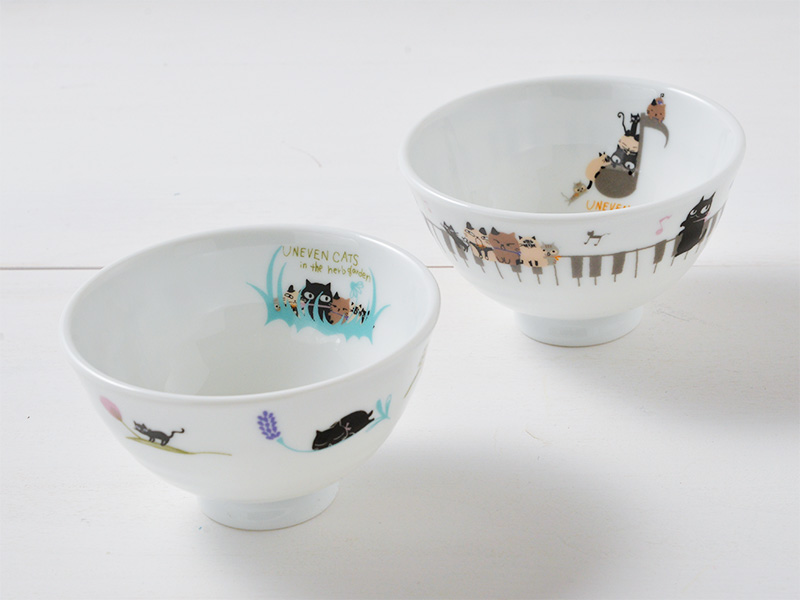 Shinzi Katoh　シンジカトウさんが美濃焼製の白い陶磁器製のお茶碗に人気のアニー分キャッツ、ねこのイラストが描かれたお茶碗の画像です。
