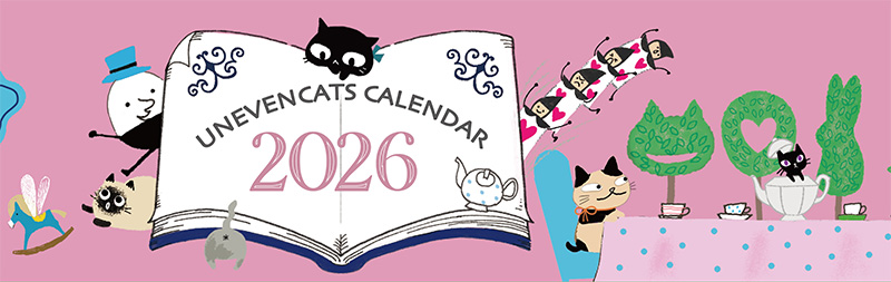 Shinzi Katoh（シンジカトウ）デザインの2026年カレンダーのタイトル部分クローズアップ。ピンクの背景に『UNEVEN CATS CALENDAR 2026』と書かれた大きな本が描かれ、ハットをかぶった猫やトランプ兵の衣装を着た猫のイラストが賑やか。かわいい 壁掛け カレンダーを探すファミリーカレンダーのターゲット層に向けた、Shinzi Katoh カレンダーの特徴的なデザイン。リビング カレンダー おしゃれな雰囲気を演出する。
