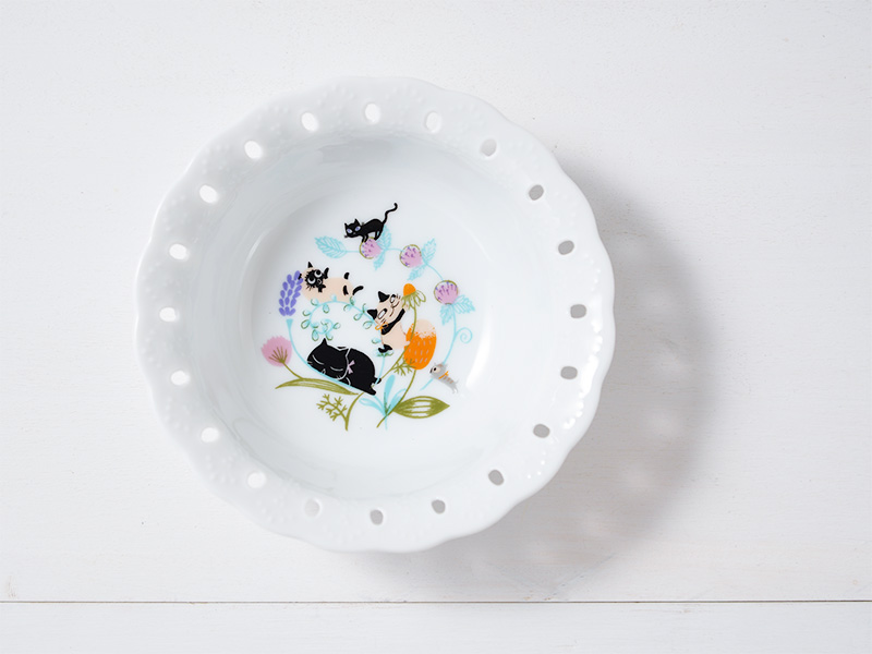 アニーブンキャッツのフリルボウルを真上から見た写真。底に描かれた愛らしい猫のイラストが際立つ「ネコ グッズ 大人」デザイン。