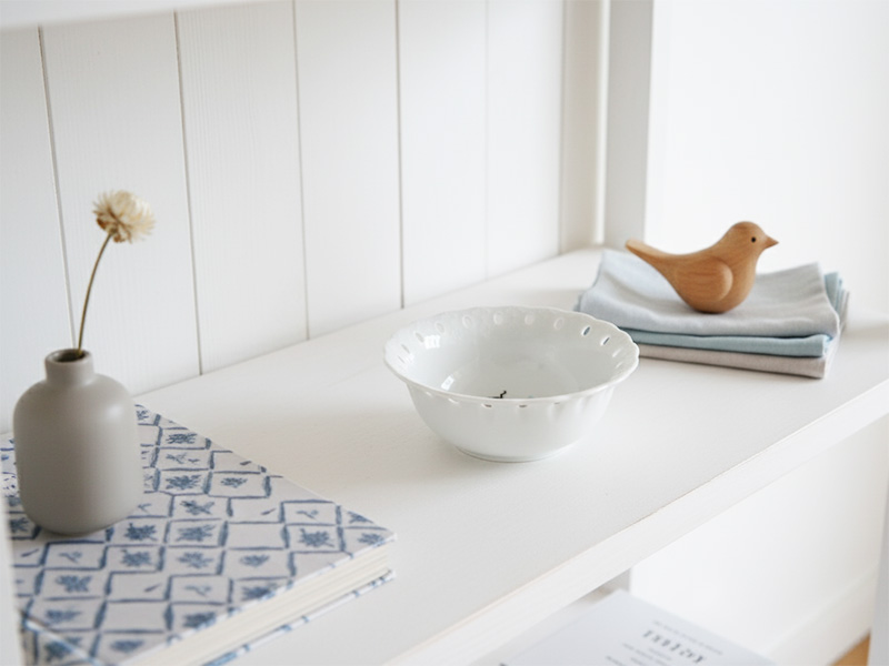 アニーブンキャッツのフリルボウルを真上から見た写真。底に描かれた愛らしい猫のイラストが際立つ「ネコ グッズ 大人」デザイン。