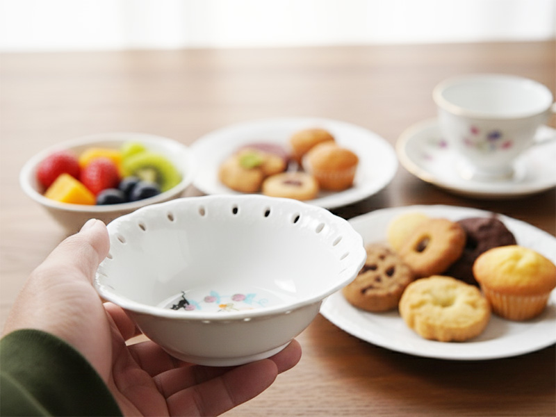 手でフリルボウルを持ち、背後にはクッキーなどの焼き菓子。「デザート皿 可愛い」小鉢として使える、電子レンジ対応の食器。