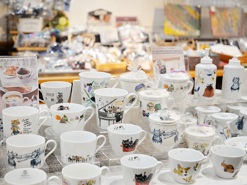 猫やピアノのデザインが可愛いマグカップたち。全部集めたい!