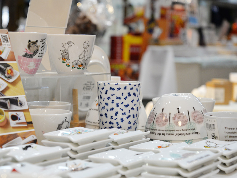 ボウルや小皿も充実。食卓が一気に華やかになりますね!