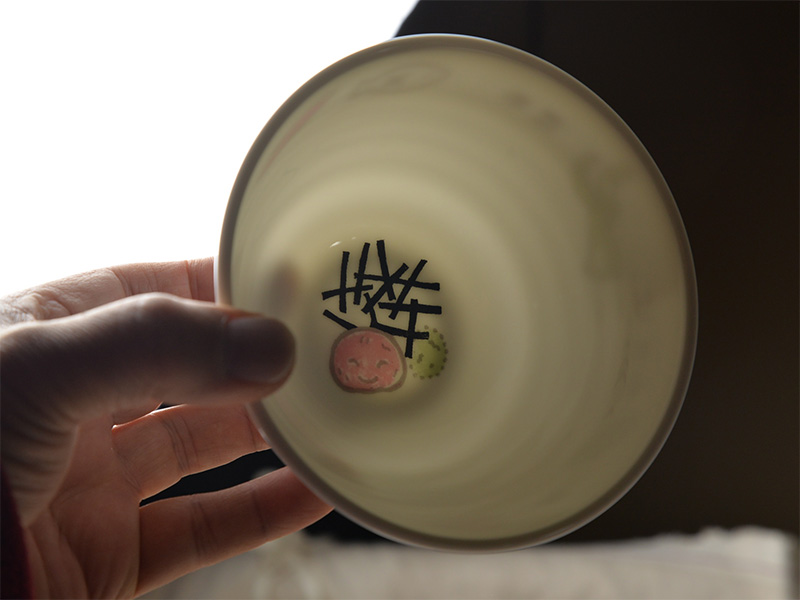 光が透けて見えるほど薄く、白く仕上げられた白磁の生地。生地越しに指の影が透けるほどの高い透明感が、ワンランク上の品質を証明しています。