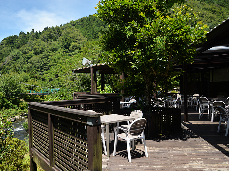 見渡す限りの青空と山々の緑!ウッドデッキからの景色は開放感抜群です