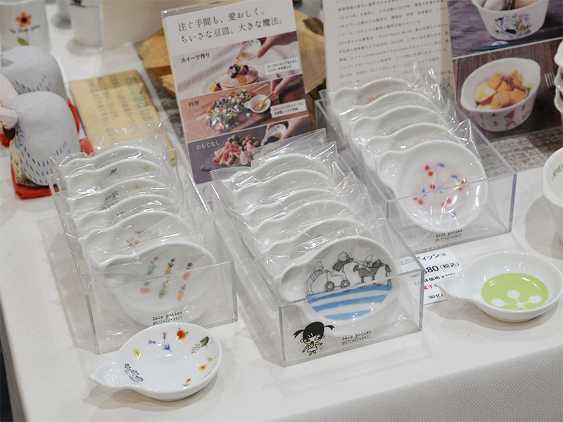 カラフルで集めたくなっちゃうミニ豆皿やソープボトルも充実!