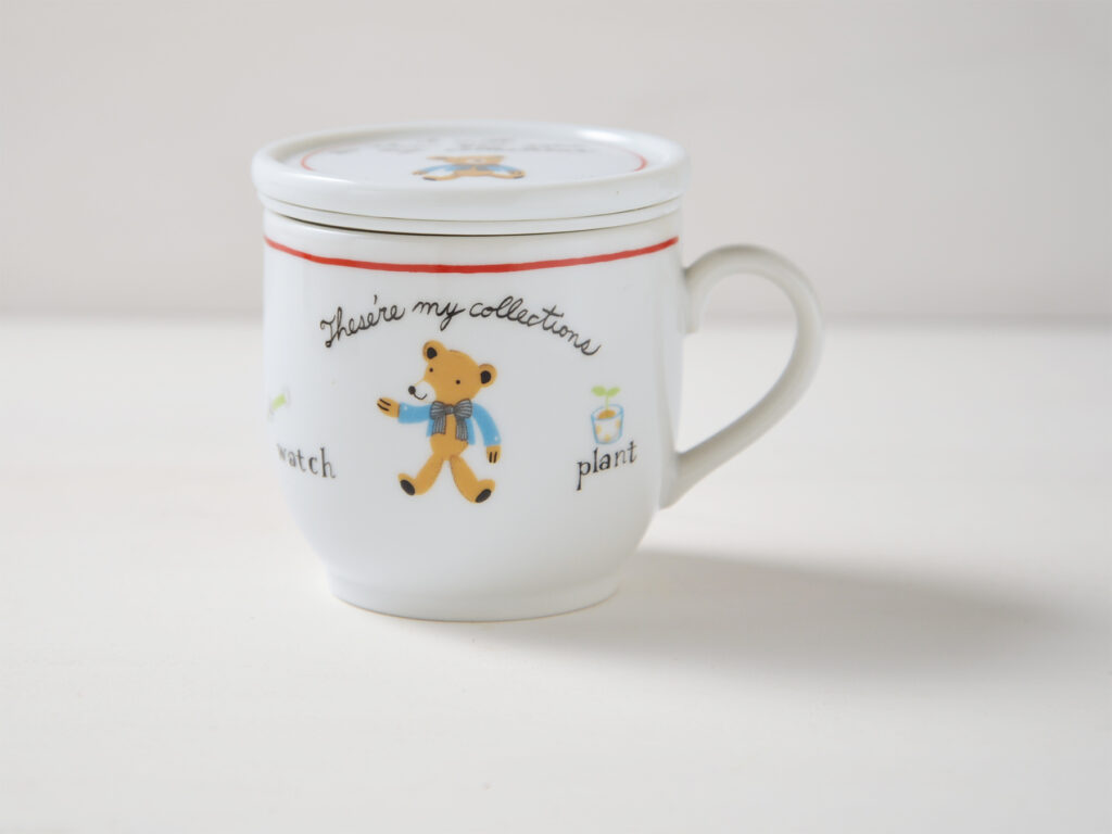 Designed by Shinzi Katoh(シンジカトウ)デザインの美濃焼ハーブマグカップ。白い磁器に可愛いテディベアと植物のイラストが描かれ、蓋が閉まった状態です。